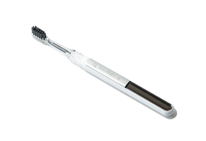 歯磨き粉いらずで、出先でも手軽にブラッシング。