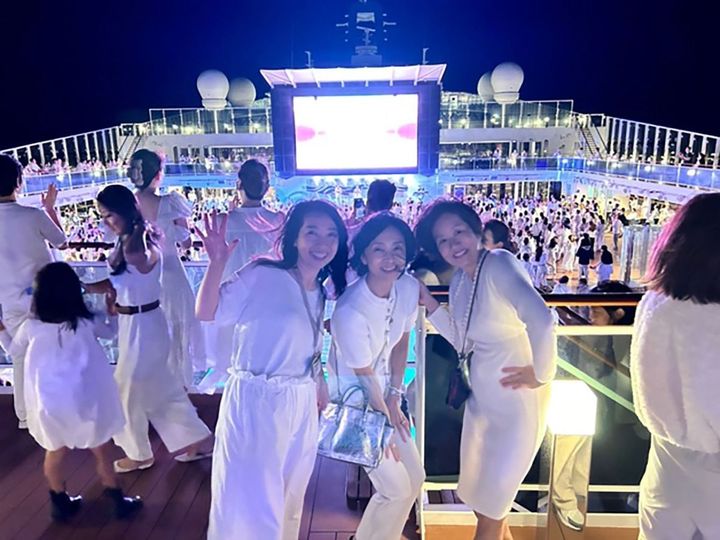 白い服を着て踊るホワイトナイト。