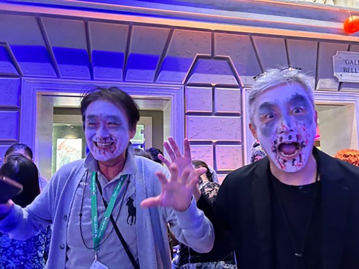 ハロウィンメイクで、一緒に行った仲間たちもみんなゾンビに変身。