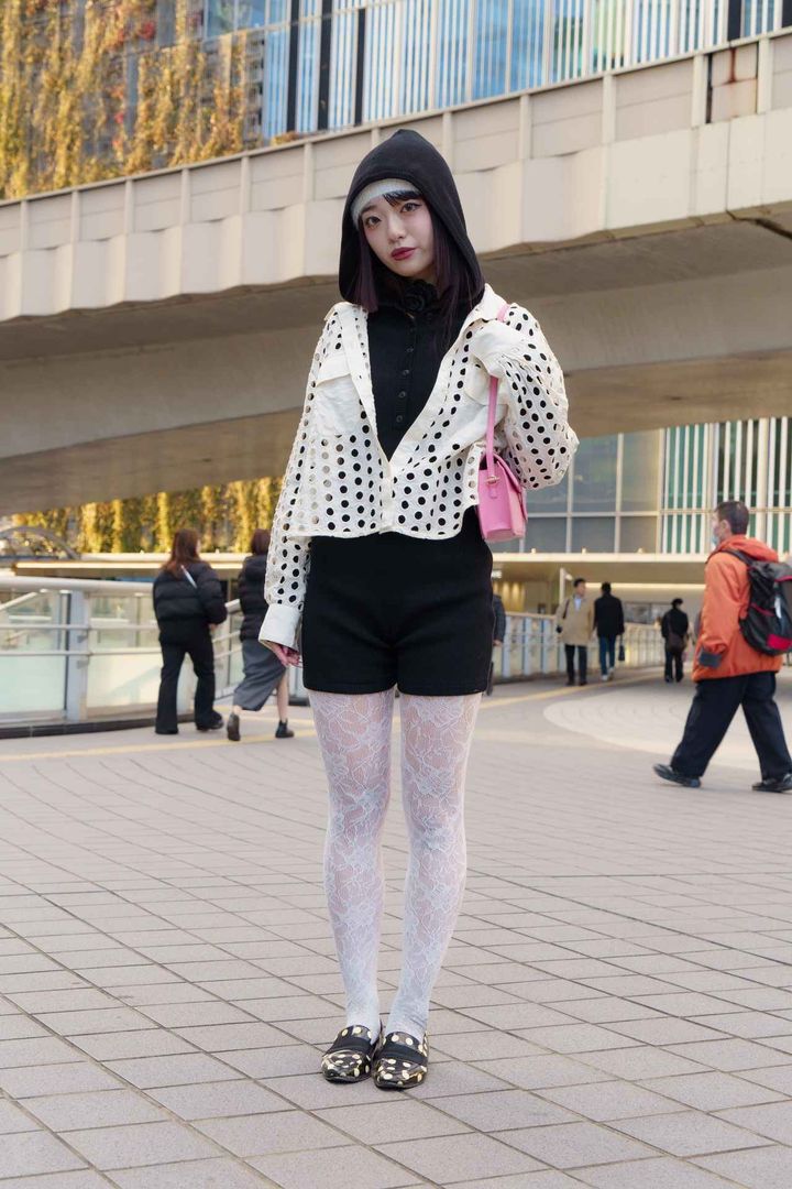 画像1: デザイン重視のモノトーンコーデと差し色のバッグがポイント