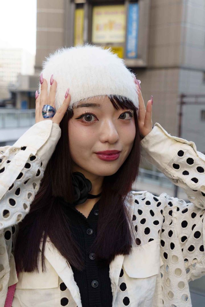 画像4: デザイン重視のモノトーンコーデと差し色のバッグがポイント