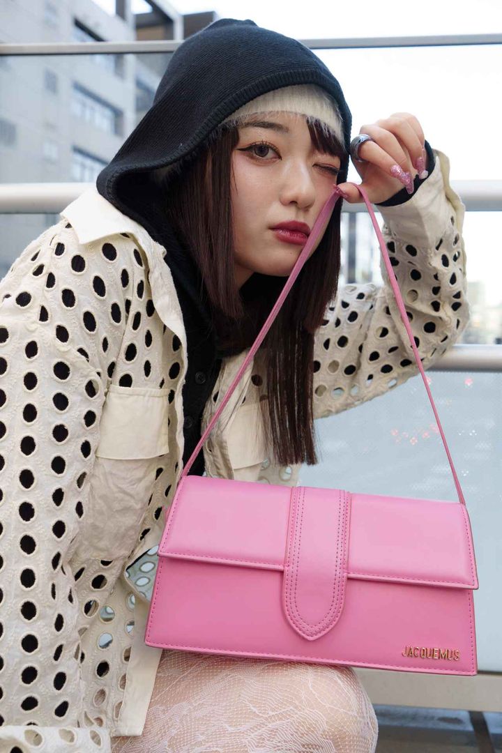 画像3: デザイン重視のモノトーンコーデと差し色のバッグがポイント