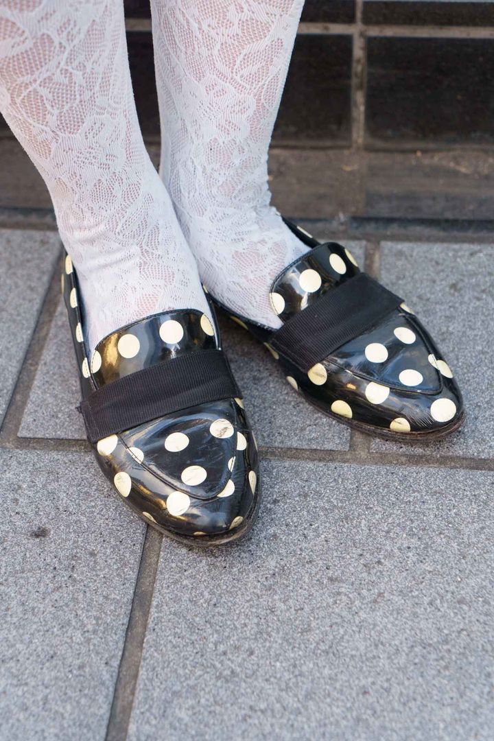 画像5: デザイン重視のモノトーンコーデと差し色のバッグがポイント