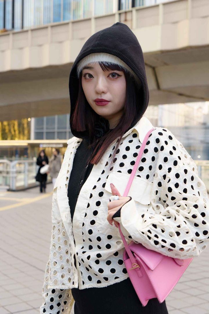 画像2: デザイン重視のモノトーンコーデと差し色のバッグがポイント