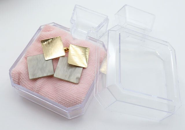 ダイソーのギフトボックス 香水型 クリアに小物を詰めた様子