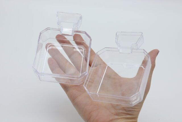 ダイソーのギフトボックス 香水型 クリアを開けた様子