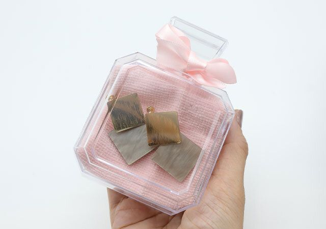 ダイソーのギフトボックス 香水型 クリアにリボンを付けた様子