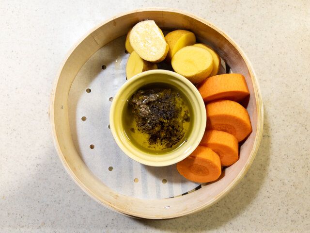 蒸籠に蒸籠シートを敷いて、じゃがいも、にんじん、バーニャカウダを入れる。