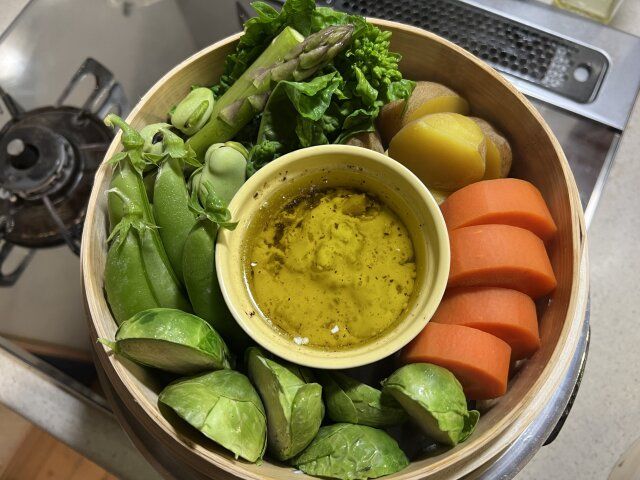 蒸籠に色とりどりの野菜