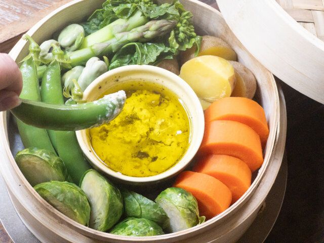 スナップエンドウにバーニャカウダソースを付ける。