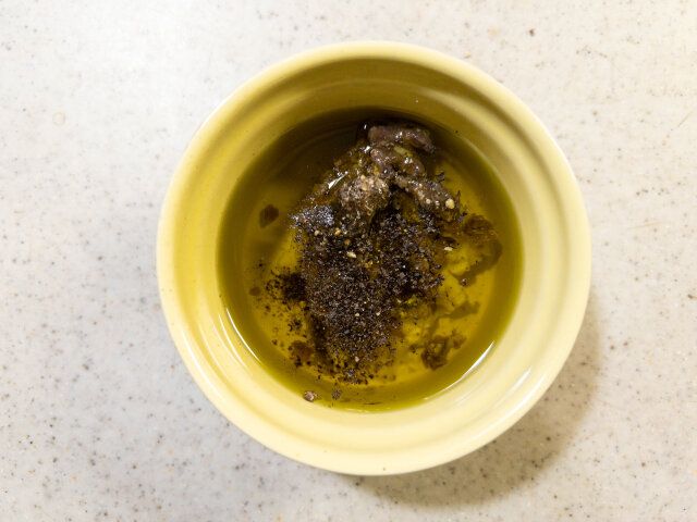 アンチョビフィレを刻んでココットに入れる。