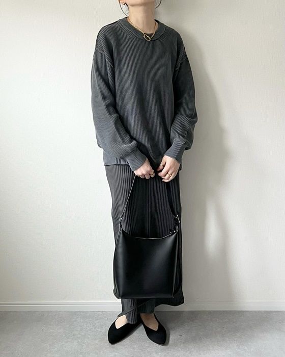 GUメンズのグレーの「ウォッシュドリブクルーネックセーター」×リブニットナロースカート