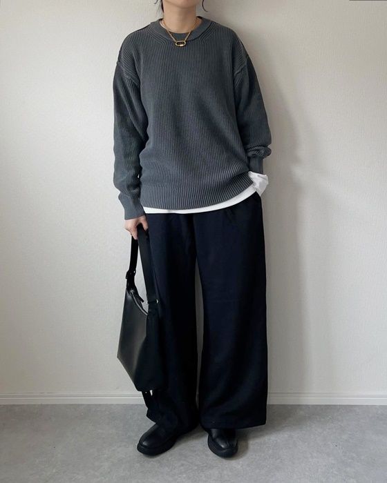 GUメンズのグレーの「ウォッシュドリブクルーネックセーター」×スウェットワイドパンツ