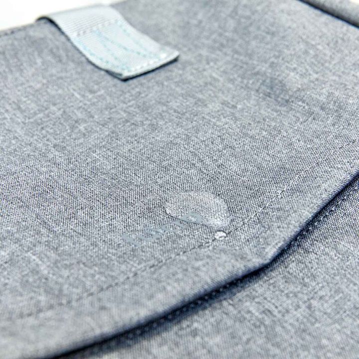 画像: 雨水を弾く撥水機能つきなので、ビジネスシーンでもアウトドアシーンでも気兼ねなく持てます workman.jp