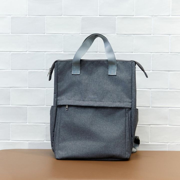 画像: たためて自立する2WAY撥水トートリュック（サイズ：高さ39cm×幅29cm×マチ13cm／容量：14L）￥3,500／ワークマン（ワークマン×キャロットカンパニー） workman.jp