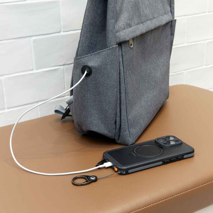 画像: 左のサイドポケットにあしらわれたコードホール。充電ケーブルを通して使えます workman.jp