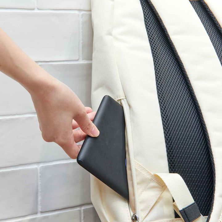 画像: 気づきにくいのですが、背面にあたる右サイドのファスナーを開くとシークレットポケットが登場！ workman.jp