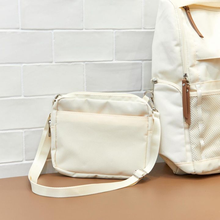 画像: リュックとおそろいで持てるサコッシュ（サイズ：約高さ17cm×幅21.5cm×3cm／容量：約1L） workman.jp