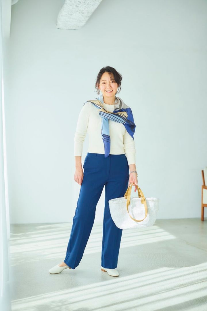 セーター¥18,000、パンツ¥16, 000、スカーフ¥18,000／すべてバナナ・リパブリック、バングル¥25,300／シーエックスシー（アマン）、バッグ¥44,000／バケットバゲージ、靴¥25,300／ギャルリー・ヴィー（ともにギャルリー・ヴィー 丸の内店）