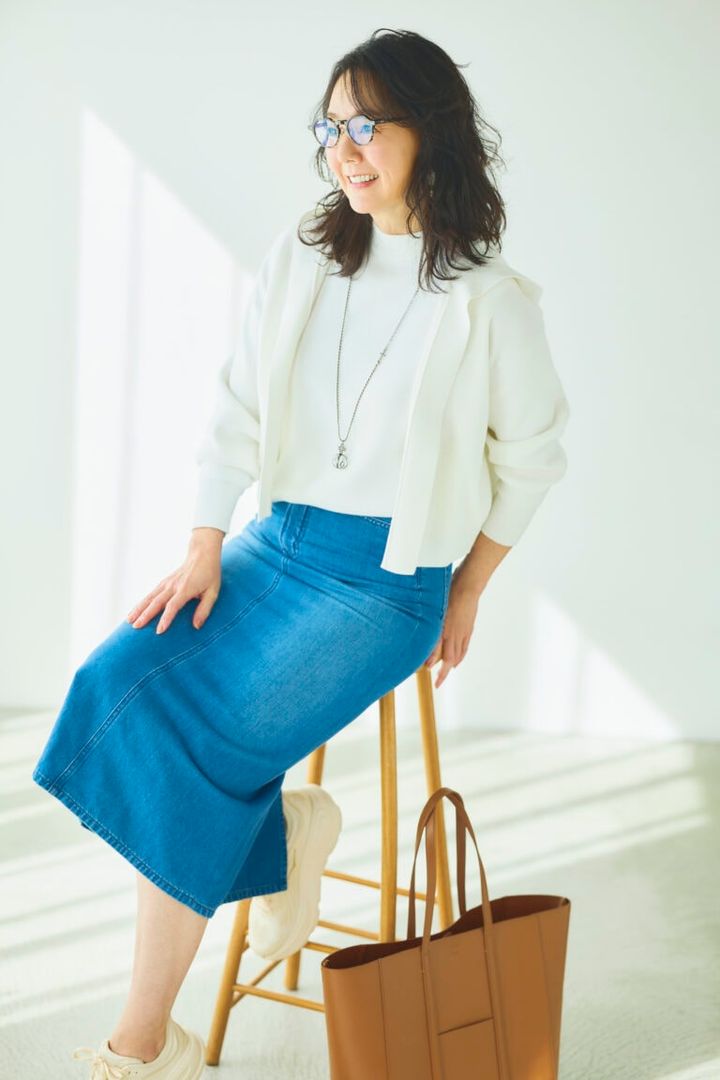 ニット¥26,400、カーディガン¥39,600、スカート¥35,200／すべてセオリーリュクス（リンク・セオリー・ジャパン）、メガネ¥40,700／プロポ（プロポデザイン）、ネックレス¥60,500、ピアス¥39,600／ともにジェム・キングダム（アッシュ・ペー・フランス）、バッグ¥26,400／アンドミューク（アマン）、靴¥24,200／ホカ® （デッカーズジャパン）