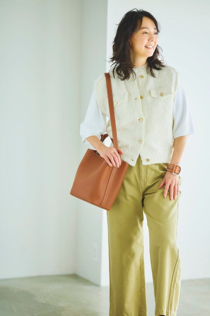 ベスト¥33,000、プルオーバー¥29,700／ともにボールジィ、バッグ¥218,900／ミチノ・パリ（すべてトゥモローランド）、パンツ¥26,400／ボニーウーブン（クローバーズ）、バングル¥29,700／シーエックスシー（アマン）