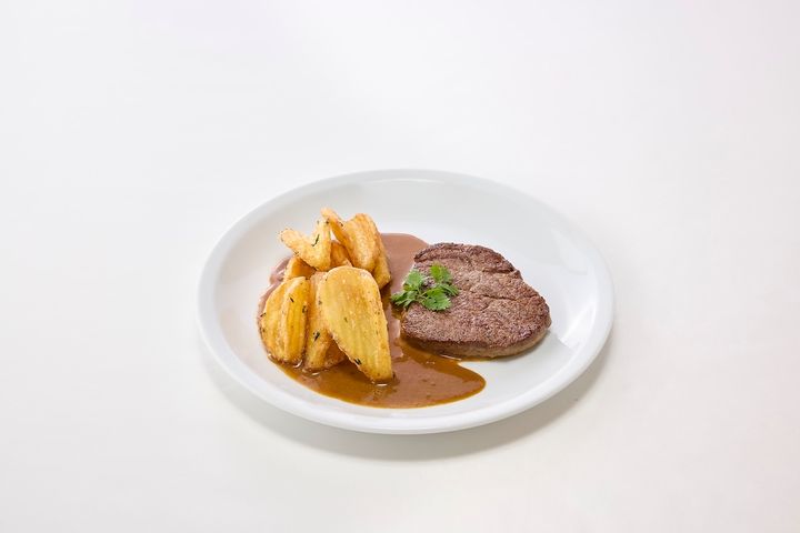 「国産牛フィレステーキ グリーンペッパーソース」3500円 ※季節によってメニューが変更になりますので、詳細は店舗にお問い合わせください。