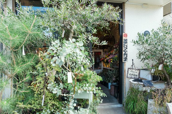 花と緑に囲まれてコーヒーとスイーツを♪二子玉川にあるカフェ併設の花屋さん「入山十百花店（イリヤマジュウヒャッカテン）」