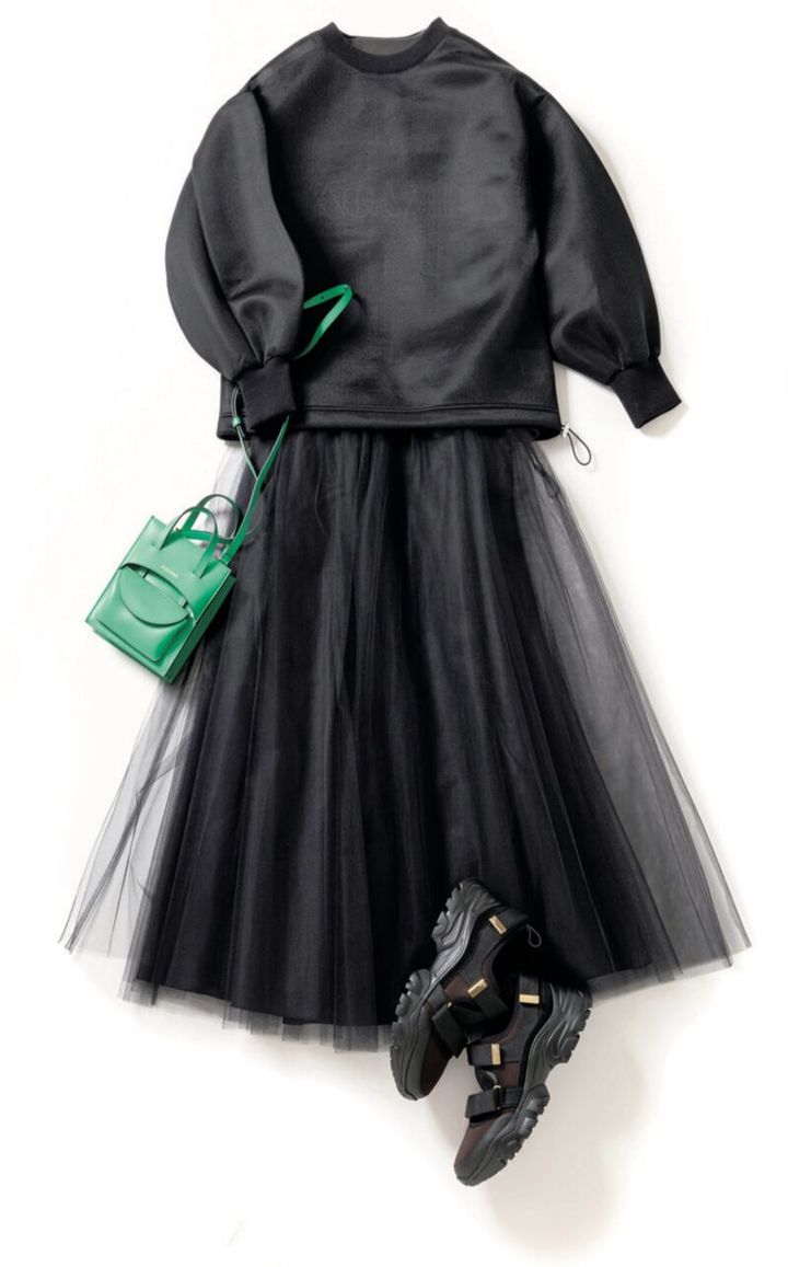 チュールスカートのオールブラックコーデ