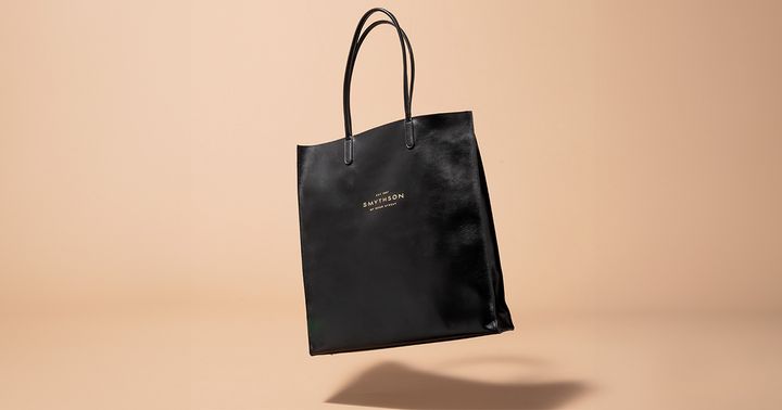 スマイソンの薄手レザーの肩掛け黒バッグ