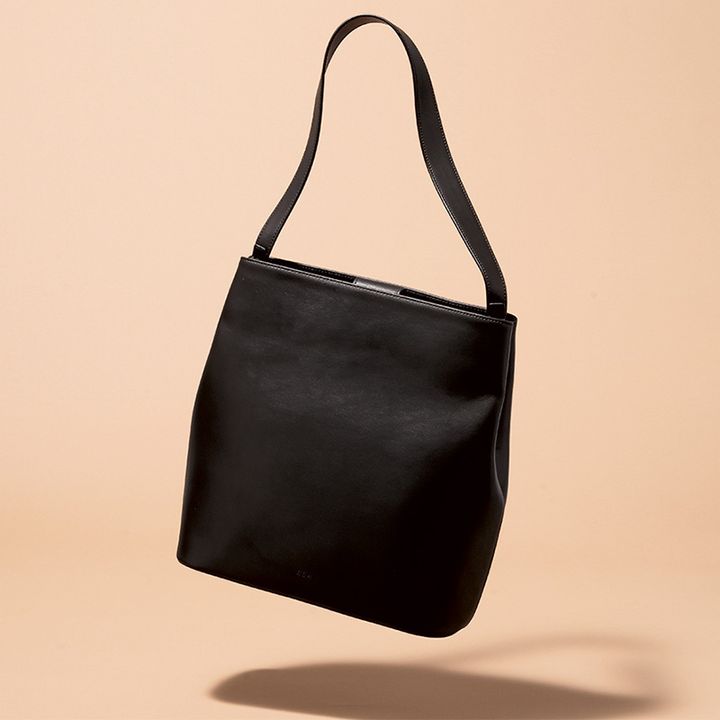 ローソウルのワンハンドルの黒バッグ