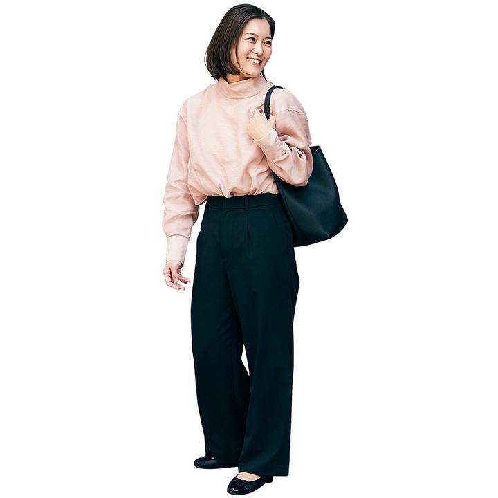 ピンクのトップスにユニクロの黒タックワイドパンツを合わせた読者ママの着こなし