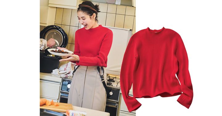 赤のリブニットにベージュのサスペンダーパンツを合わせた着こなし