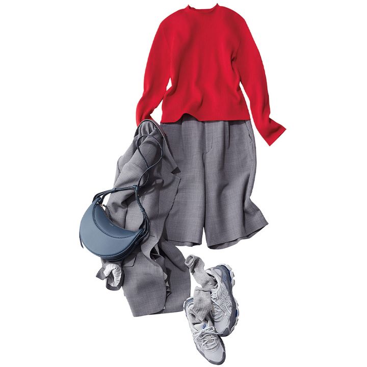 グレーのハーフパンツとジャケットのセットアップに赤のニットとスニーカーを合わせたコーデ