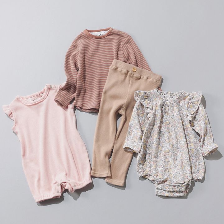 花柄とピンクのロンパース、ボーダーカットソーとレギンス