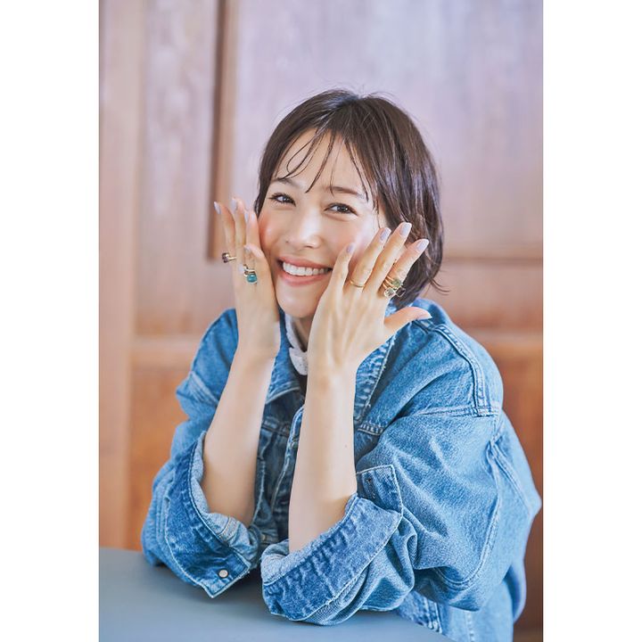 私物のポメラートの色石リングを重ねづけしたフリーアナウンサーの鷲見玲奈さん