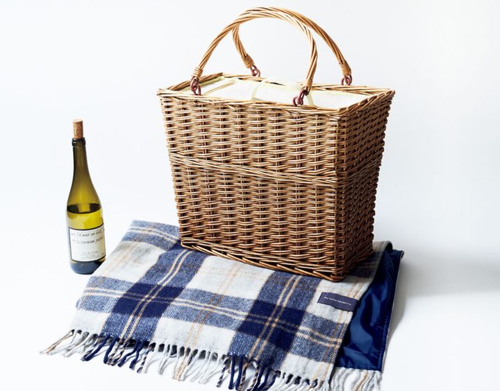 チェルシーフードクーラー（縦23 .5 ×横44 ×高さ38 cm） ¥8 ,800／エープラスデザイン（ リビング・モティーフ） ブランケット（バノックバーンシルバー）（140 × 190cm） ¥27,500 ／ザ・タータン・ブランケット・コー（イッツマイシング）