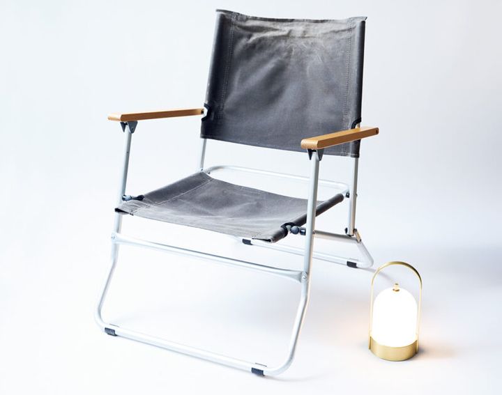 ワックスドキャンバス ローバーチェア タイプロー（縦61×横57.5×高さ70cm）¥14,850／ポスト ジェネラル（クレエ ポストジェネラル事業部） ドーン ゴールド（直径11.4×高さ22cm）¥19 ,800 ／トゥビセン（エムエスネット）