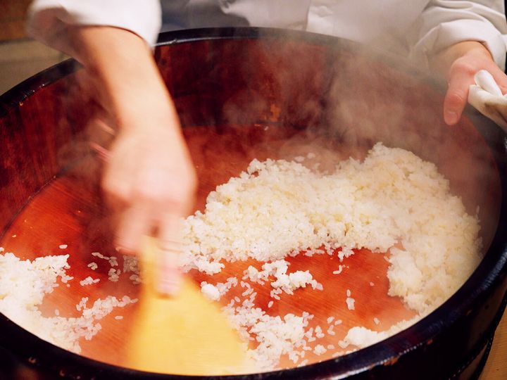 蒲田『初音鮨』のシャリ切りの様子