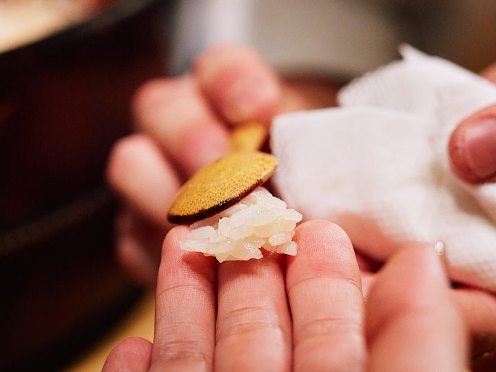 蒲田『初音鮨』のシャリの試食の様子