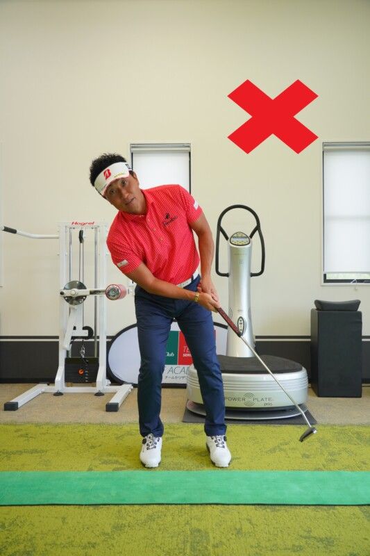 鏡を見ながら球を打つ！パットの悪いクセを直す方法を解説