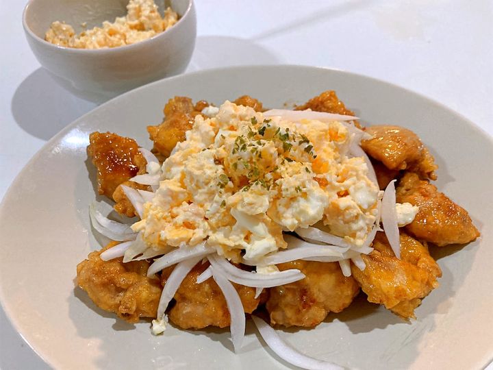 盛り付けたオニオンチキン南蛮