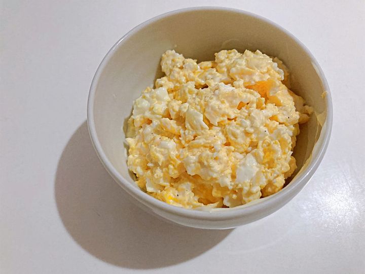 卵とマヨネーズを合わせてタルタルソースを作る