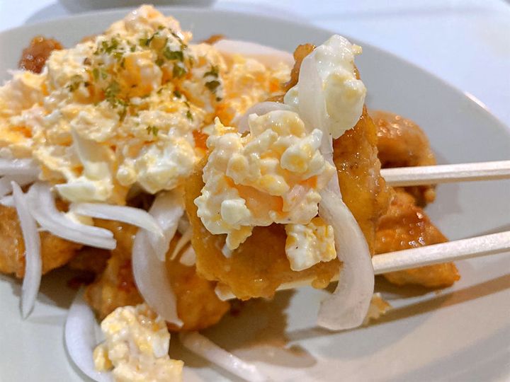 取り分けたオニオンチキン南蛮