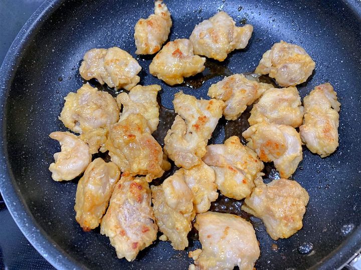 鶏もも肉と調味料を絡める