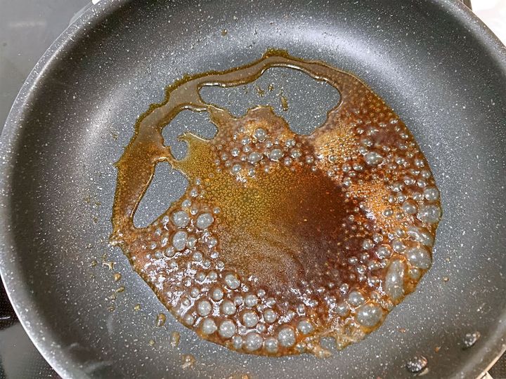 フライパンで調味料を加熱する