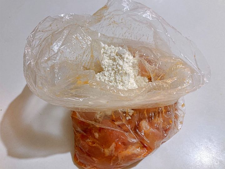 カットした鶏もも肉に薄力粉をまぶす