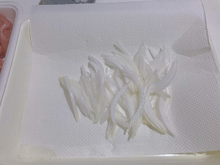新玉ねぎをスライスしてキッチンペーパーの上においておく