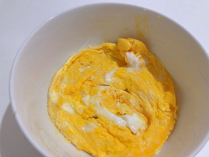 電子レンジで加熱し終わった卵