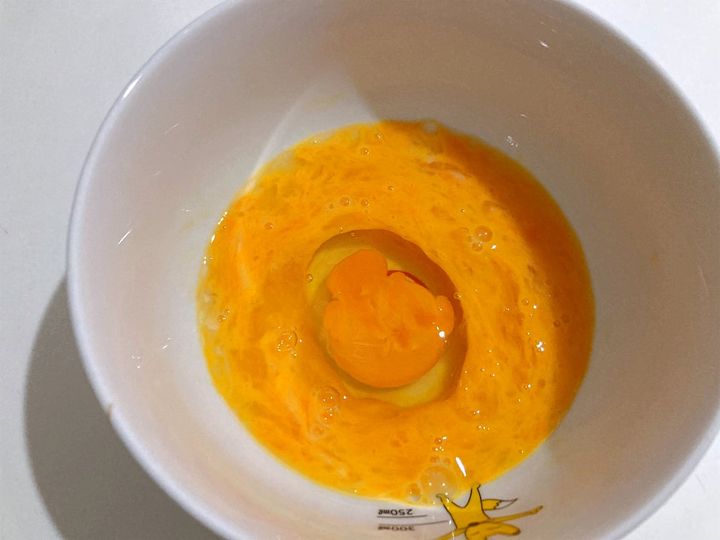 溶き卵と卵を合わせる