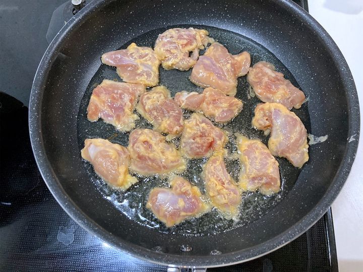 フライパンで鶏もも肉を揚げる